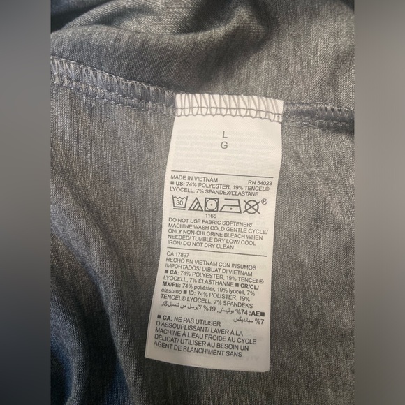 Old Navy Active Go Dry T-shirt - Picture 4 of 4